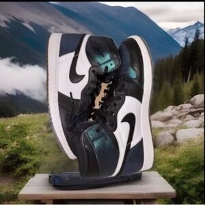 Nike Air Jordan Men’s 10.5 Black and Blue High-Top Sneakers EUC